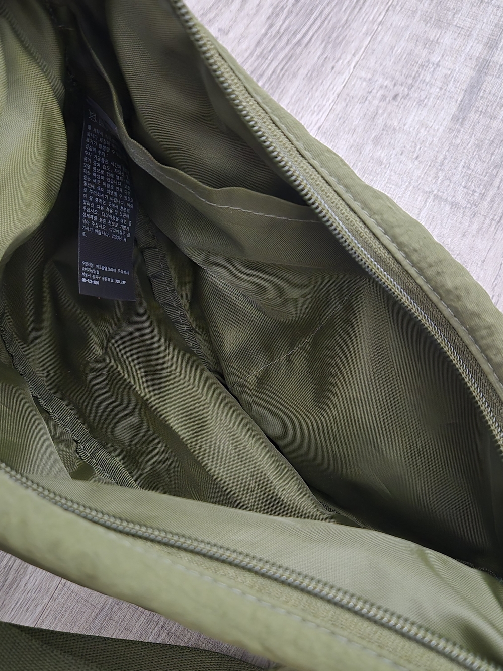 Uniqlo Olive Green Crossbody Bag - Picture 4 of 5